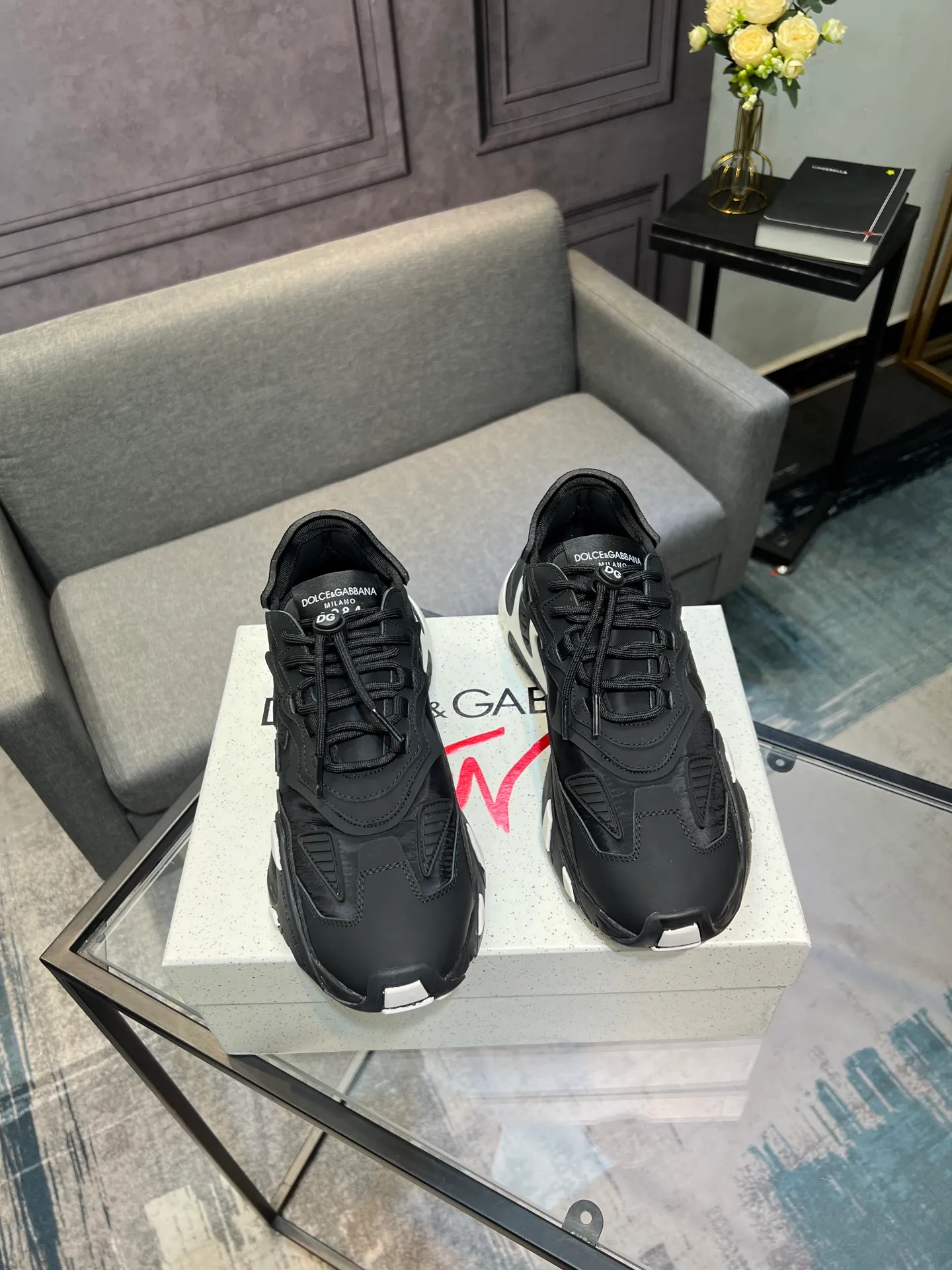 Men's shoes 💰580 Dolce&Gabbana D&G's latest casual sneakers. Original purchase, development and production. DG's latest explosion. The tongue has the brand's iconic details. It is fashionable and versatile and can add luster to various looks. Create an exquisite design with unique dynamic vitality and modern atmosphere, showing modern and elegant style. Exquisite packaging at the delivery counter🛍📦 ▪️Fabric: Original customized cowhide, lining: Original customized breathable lining, Size: Men's 38-44 (45 46 customized)